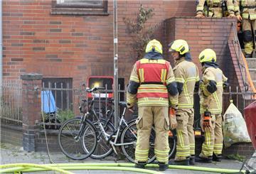  Bremen: Die Feuerwehr ist an einem Wohnhaus im Einsatz. Bei einem Kellerbrand wurde hier eine Person tot aufgefunden. 