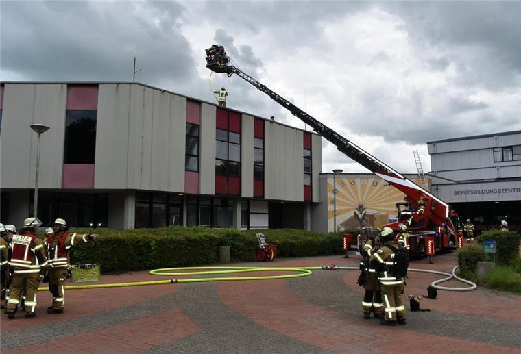 Die Feuerwehr ist Donnerstagnachmittag zum Berufsbildungszentrum in Brake ausgerückt.