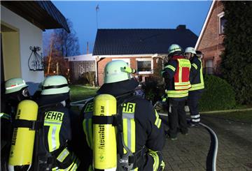 Die Feuerwehr ist im Einsatz um einen Brand in Stinstedt zu löschen.