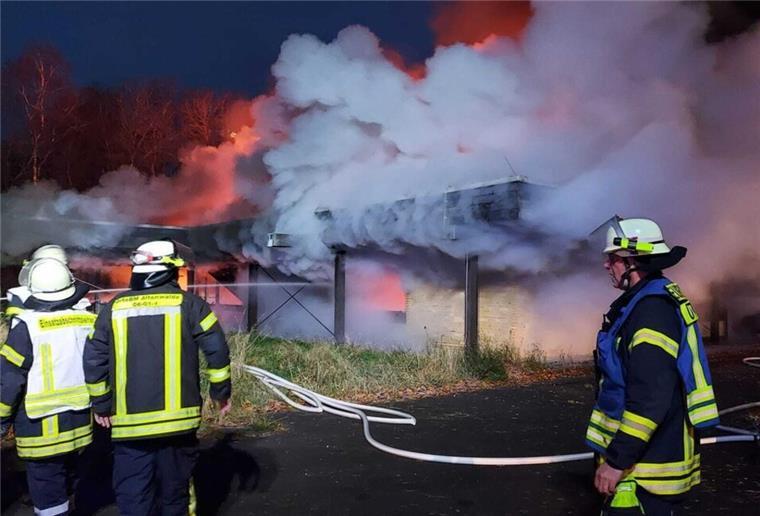 Feuer auf Kasernen-Gelände in Altenwalde: Staatsschutz ermittelt Die Feuerwehr ist mit einem Großaufgebot zu dem Brand auf dem Kasernen-Gelände in Altenwalde ausgerückt.