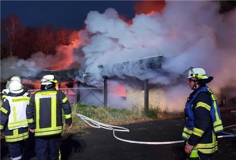 Die Feuerwehr ist mit einem Großaufgebot zu dem Brand auf dem Kasernen-Gelände in Altenwalde ausgerückt.