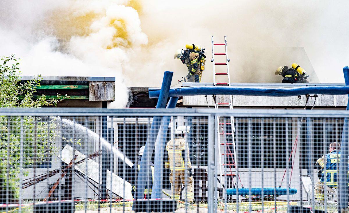 Die Feuerwehr kämpf gegen den Großbrand in Bremerhaven-Lehe. 