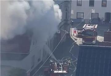 Die Feuerwehr kämpft gegen die Flammen.