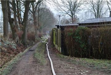 Für die Brandbekämpfung musste eine 250 Meter lange Wasserversorgung aufgebaut werden