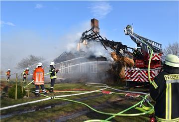 Die Feuerwehr konnte das Reetdachhaus nicht mehr retten.