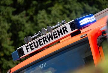 Blaulicht ist während eines Brandes auf einem Einsatzfahrzeug der Feuerwehr zu sehen.
