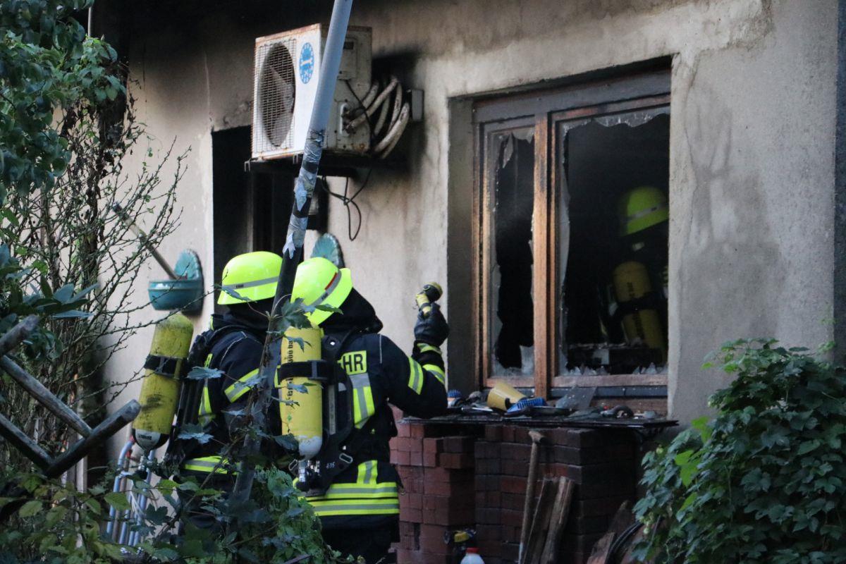 Ein Verletzter bei Wohnzimmerbrand in Bokel Die Feuerwehr konnte den Brand schnell unter Kontrolle bringen. Der Hausbewohner wurde verletzt ins Krankenhaus gebracht.