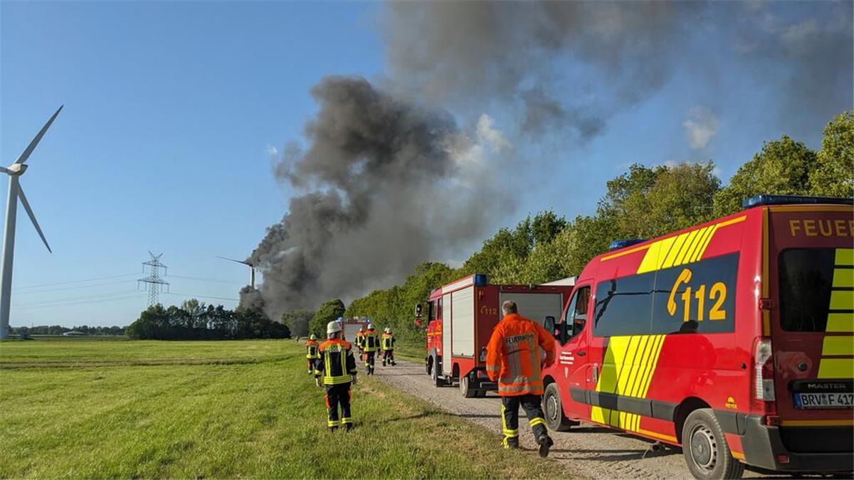 Windrad bei Bremervörde ausgebrannt – Löscharbeiten unmöglich Die Feuerwehr konnte nur die Trümmer am Boden löschen.