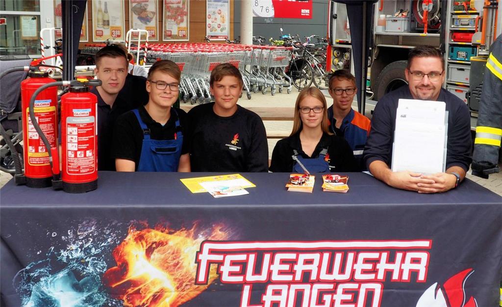 Die Feuerwehr Langen präsentierte sich mit Fahrzeugen und Personal. Foto: Stehn