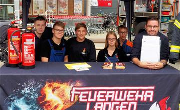 Die Feuerwehr Langen präsentierte sich mit Fahrzeugen und Personal. Foto: Stehn