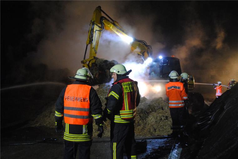 Die Feuerwehr leistete Schwerstarbeit: Kurz vor Mitternacht rückte sie am vergangenen Sonntag zum Brand an der Möhlenstroot aus.