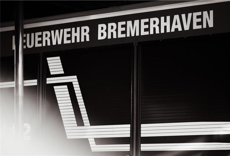 Die Feuerwehr ließ die Straße sperren.