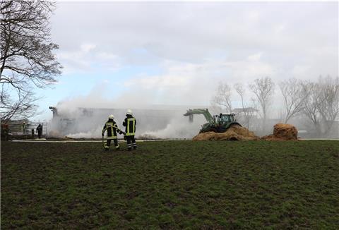 Die Feuerwehr löscht den Brand auf einem Bauernhof in Spieka.