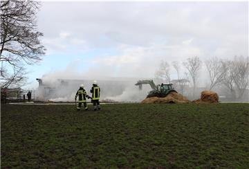 Die Feuerwehr löscht den Brand auf einem Bauernhof in Spieka.