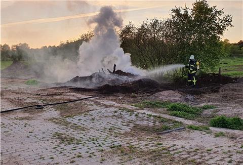 Die Feuerwehr löscht den brennenden Haufen eines Landwirts in Sellstedt.