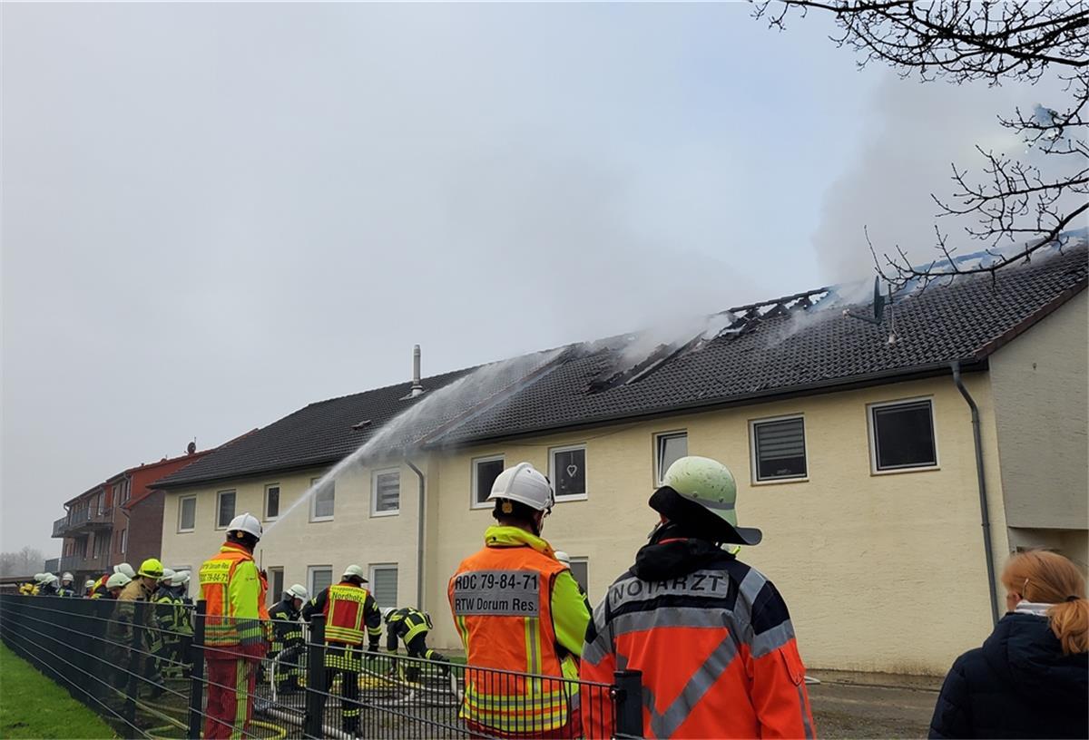 Nordholz: Lauter Knall und ein brennendes Dach Die Feuerwehr löscht den Dachstuhlbrand in Nordholz.
