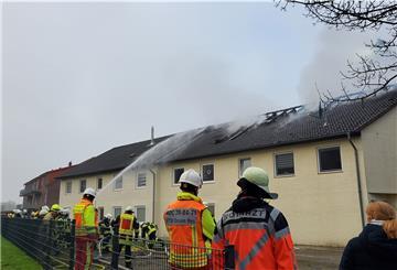 Die Feuerwehr löscht den Dachstuhlbrand in Nordholz.