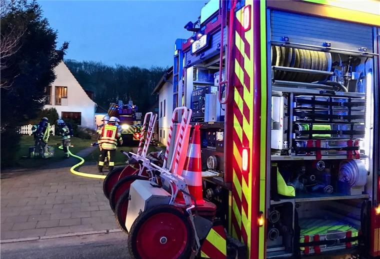 Küche brennt in Leherheide - Feuerwehr rettet eine Person Feuerwehr vor Einfamilienhaus.