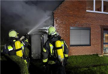 Die Feuerwehr löscht einen Brand in Hagen.