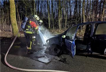 Die Feuerwehr löschte die aus dem Motorraum schlagenden Flammen. 