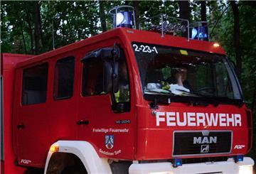 Die Feuerwehr musste am Wochenende ein brennendes Hybridauto und das angrenzende Haus löschen (Symbolbild).
