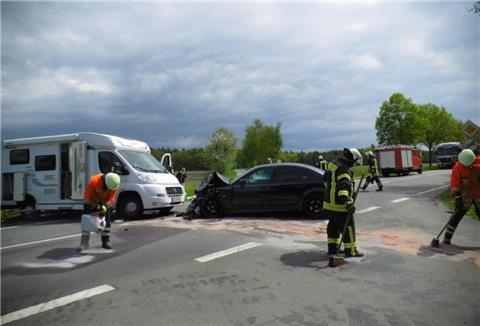 Die Feuerwehr musste ausgelaufene Betriebsstoffe von der Fahrbahn beseitigen.