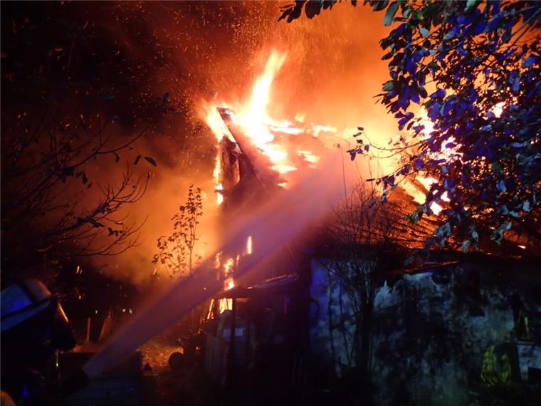 Wohnhaus in Cuxhaven brennt komplett nieder Die Feuerwehr musste das Haus die komplette Nacht über löschen.