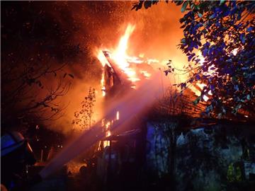 Die Feuerwehr musste das Haus die komplette Nacht über löschen.