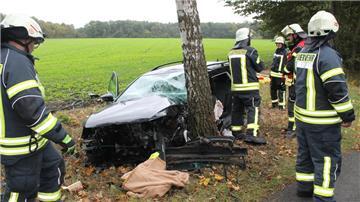 Die Feuerwehr musste den Fahrer mit schwerem Gerät aus dem Autowrack befreien.  Foto: Feuerwehr
