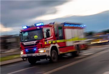 ARCHIV - Ein Löschfahrzeug der Feuerwehr fährt mit Blaulicht zu einem Einsatz. Foto: Lino Mirgeler/dpa/Symbolbild