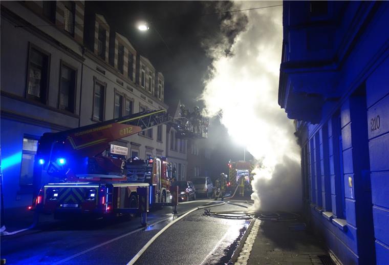 Lehe: Feuer in viergeschossigem Wohnhaus Die Feuerwehr musste eine Drehleiter einsetzen.