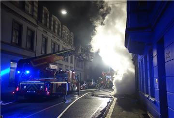 Die Feuerwehr musste eine Drehleiter einsetzen.