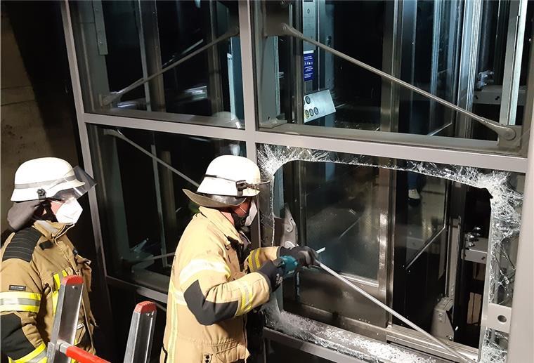 Die Feuerwehr musste eine Glasscheibe entfernen.