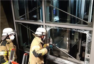 Die Feuerwehr musste eine Glasscheibe entfernen.