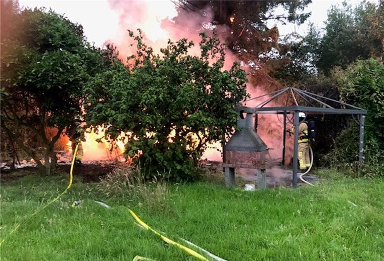 Die Feuerwehr musste eine Strecke von rund 500 Metern mit den Schläuchen überbrücken, was die Löscharbeiten erschwerte.