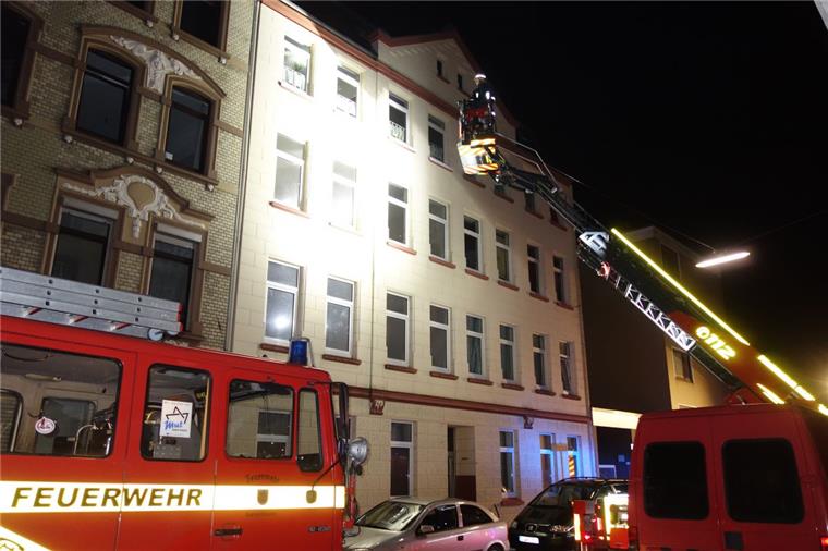 Feuerwehr löscht Kellerbrand in der Heinrichstraße Die Feuerwehr musste einen Kellerbrand in der Heinrichstraße löschen.