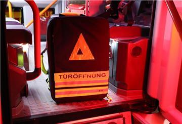 Ein Koffer mit der Aufschrift "Türöffnung" steht in einem Einsatzfahrzeug.