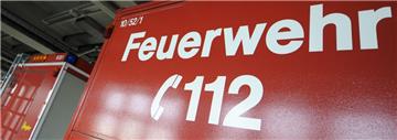 Die Feuerwehr musste mit mehreren Fahrzeugen anrücken, um die brennende Hecke zu löschen.