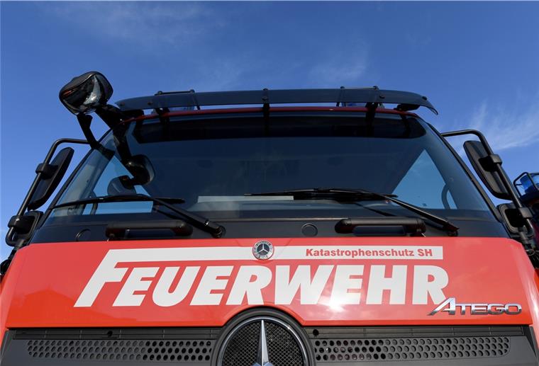 Bremerhaven: Anwohner dämmen Brand in Wohnhaus ein Die Feuerwehr musste nur noch nachlöschen.