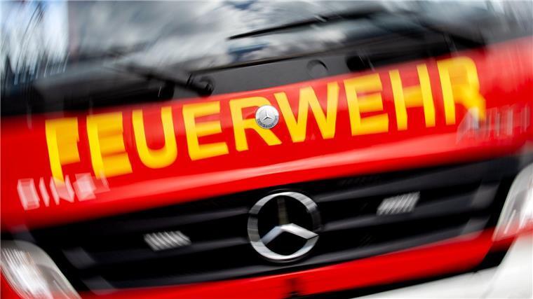 Bootsbrand in Norden: Feuerwehr verhindert Umweltschaden Die Feuerwehr musste Umweltschutzmaßnahmen ergreifen. (Symbolbild)