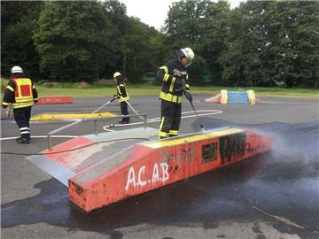 Die Feuerwehr reinigte nach dem Vorfall den Skateplatz in Beverstedt mit Hochdruckreinigern.
