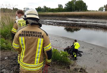 Die Feuerwehr rettet einen Mann aus dem tiefen Geesteschlick.