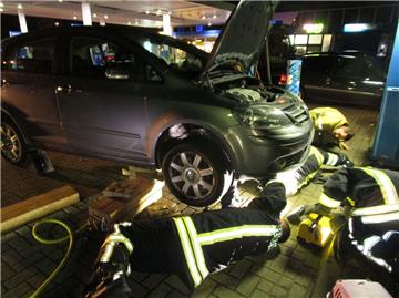 Die Feuerwehr rettet in Bremerhaven-Lehe eine Katze aus einer misslichen Lage.