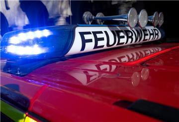 ARCHIV - 05.02.2024, Bayern, München: Ein Einsatzfahrzeug der Feuerwehr mit eingeschaltetem Blaulicht. (zu dpa: «Feuerwehrgroßeinsatz auf Recyclinghof») Foto: Sven Hoppe/dpa +++ dpa-Bildfunk +++