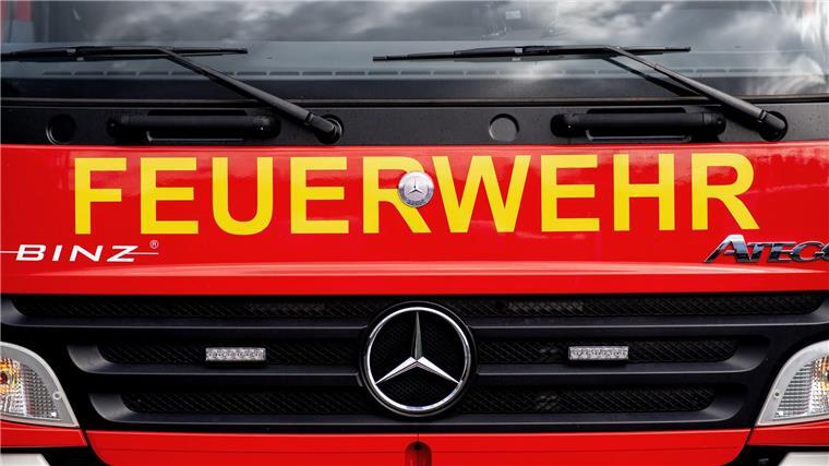 38-Jähriger aus der Leine gerettet Die Feuerwehr rückte mit Spezialkräften der Wasserrettung aus, um den Mann aus dem fließenden Gewässer zu ziehen (Symbolbild)