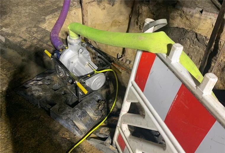 Abwasser läuft in Schiffdorf auf die Straße Die Feuerwehr Schiffdorf setzte diese Schmutzwasserpumpe als Ersatz ein.