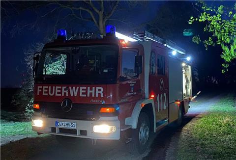 Die Feuerwehr Schiffdorf wurde am Montagabend zu einem Einsatz am Spadener See gerufen. Eine etwa 3 Quadratmeter große Fläche brannte.