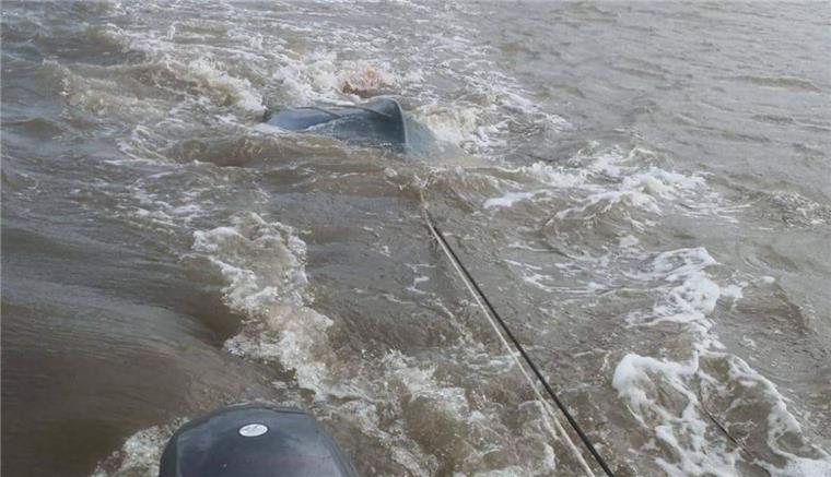 Die Feuerwehr schleppte das gesunkene Boot ab.