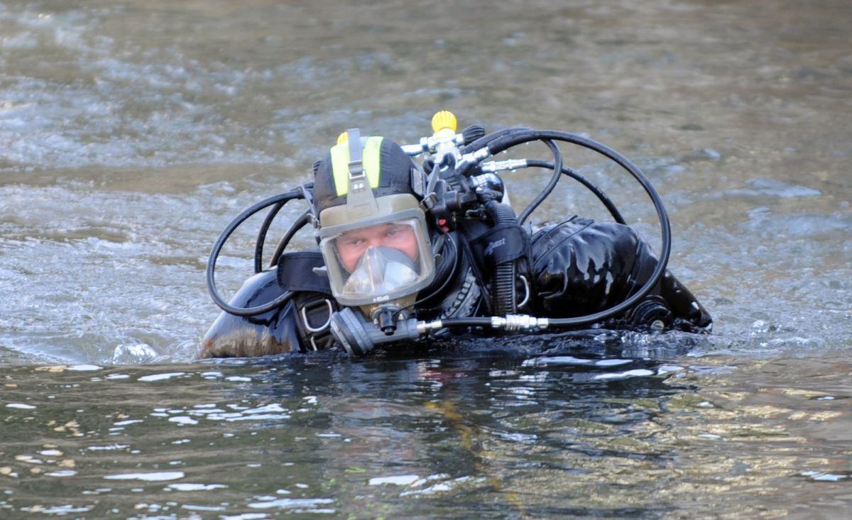 Tragischer Unfall: Mann ertrinkt in der Weser Die Feuerwehr suchte mit Tauchern nach der vermissten Person in der Weser.