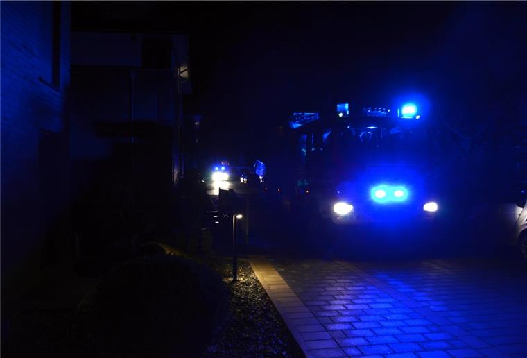 Loxstedt: Tiefgarage wird zur Nebellandschaft Die Feuerwehr trifft ein
